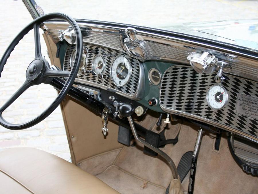 Торпедо Auburn 851 Supercharged Dual Ratio Phaeton Sedan 1935 года  (фото 13 из 40)